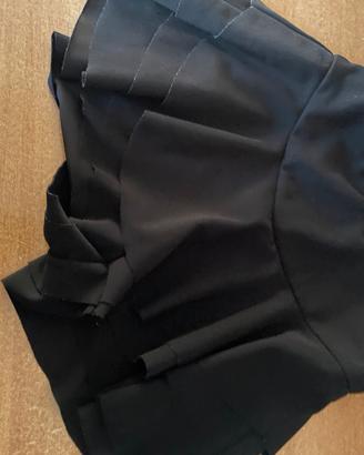 Gonna pantaloni canottiera e salopette