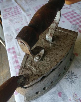 FERRO DA STIRO ANNI 20 A CARBONE 