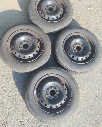 4 pneumatici estivi 155/70 r13 completi di cerchio