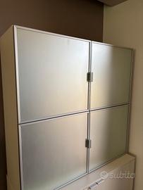 Mobile moderno grigio con ante 