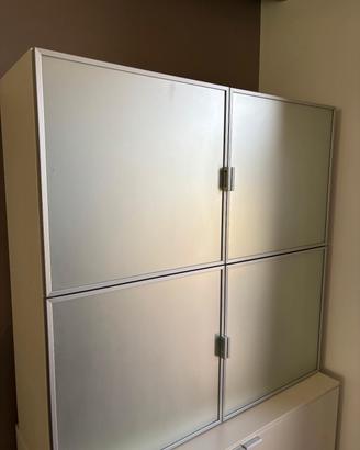 Mobile moderno grigio con ante 