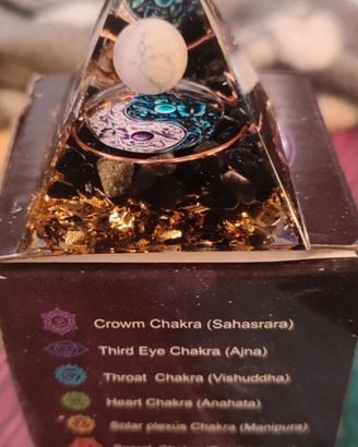 Piramide orgonite simbolo Yin Yang pietre naturali