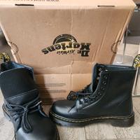 Stivali tipo Dr. Martens