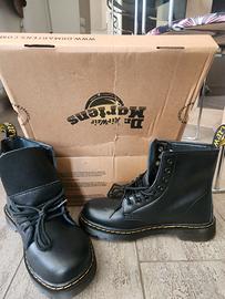 Stivali tipo Dr. Martens
