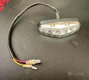 Rizoma faro posteriore con luce targa led