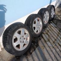 cerchi completi di gomme
