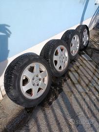 cerchi completi di gomme