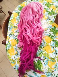 Parrucca fucsia rosa lunga riccia cosplay mossa