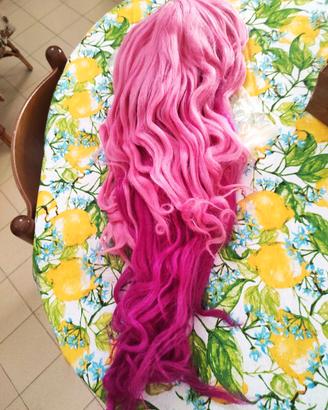 Parrucca fucsia rosa lunga riccia cosplay mossa