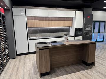 Cucina Febal casa piano e schienale in gress isola