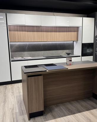 Cucina Febal casa piano e schienale in gress isola