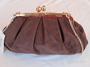 Borsa marrone con chiusura in metallo dorato 
