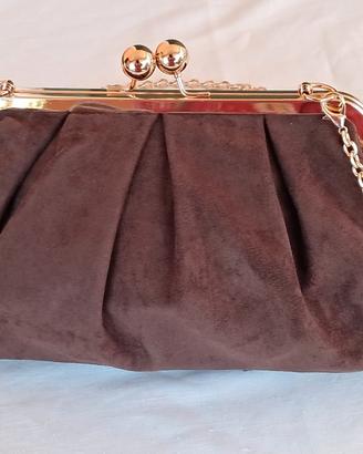 Borsa marrone con chiusura in metallo dorato 