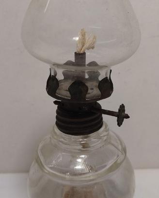 Lampada a olio, petrolio. In vetro chiaro. Vintage