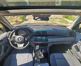 Vendersi BMW X5 e53 anno luglio 2005 nera