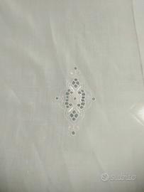 Tende per finestra con ricamo 