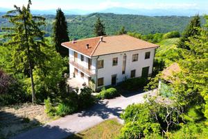 Villa di 350 m² con più di 5 locali a Mombarcaro