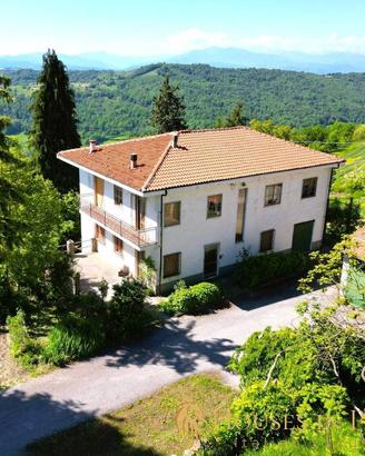 Villa di 350 m² con più di 5 locali a Mombarcaro