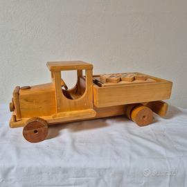 Camion giocattolo in legno