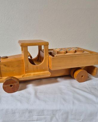Camion giocattolo in legno