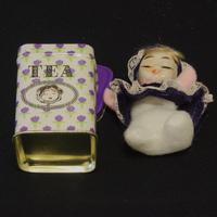 Tea mini bambolina in scatola di latta Vintage