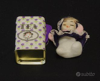 Tea mini bambolina in scatola di latta Vintage