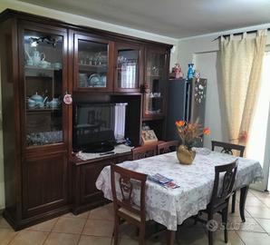 Vetrina stile classico con  tavolo e sedie 
