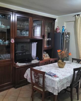 Vetrina stile classico con  tavolo e sedie 