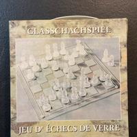 Gioco degli Scacchi in vetro, Arredamento