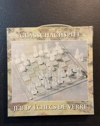Gioco degli Scacchi in vetro, Arredamento