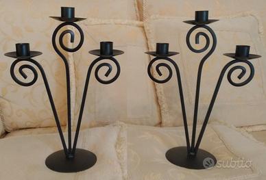 Coppia di candelabri in ferro lavorato brunito