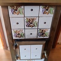 Stufa a legna con rivestimento in ceramica dipinta