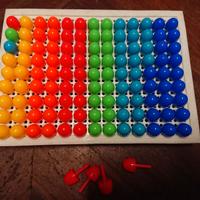 Giochi vintage: gioco da tavolo con chiodini