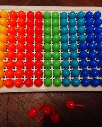 Giochi vintage: gioco da tavolo con chiodini