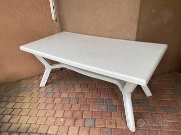 Tavolo in plastica