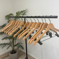 Set di grucce in legno e acciaio