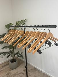 Set di grucce in legno e acciaio