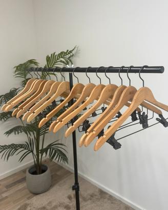 Set di grucce in legno e acciaio