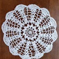 Centrino bianco ad uncinetto