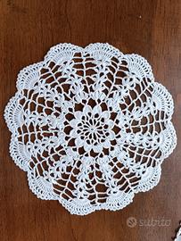 Centrino bianco ad uncinetto