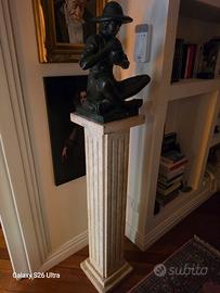 Statua in bronzo su colonna di vero travertino "