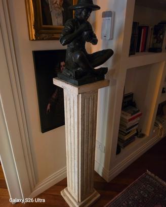 Statua in bronzo su colonna di vero travertino "
