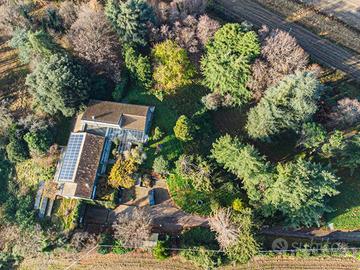 ELEGANTE VILLA INDIPENDENTE CON AMPIO PARCO - Z...