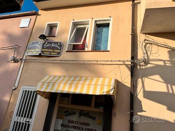 Loc. Comm. 2 livelli in piazza Cossiga Golfo Aranc