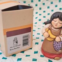 Presepe rosso Thun donna con frutta  con scatolo