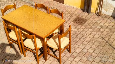 Tavolo da cucina allungabile e sei sedie abbinate