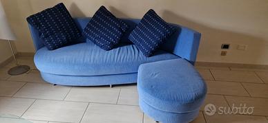 Divano curvo blu con pouf coordinato