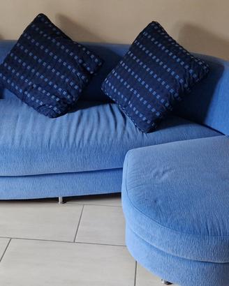 Divano curvo blu con pouf coordinato