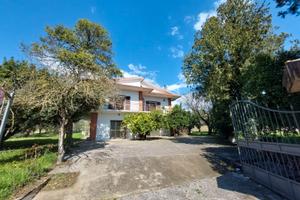 Casa indipendente con terreno annesso