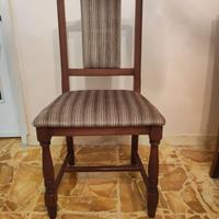 Numero sei sedie in legno con imbottitura.